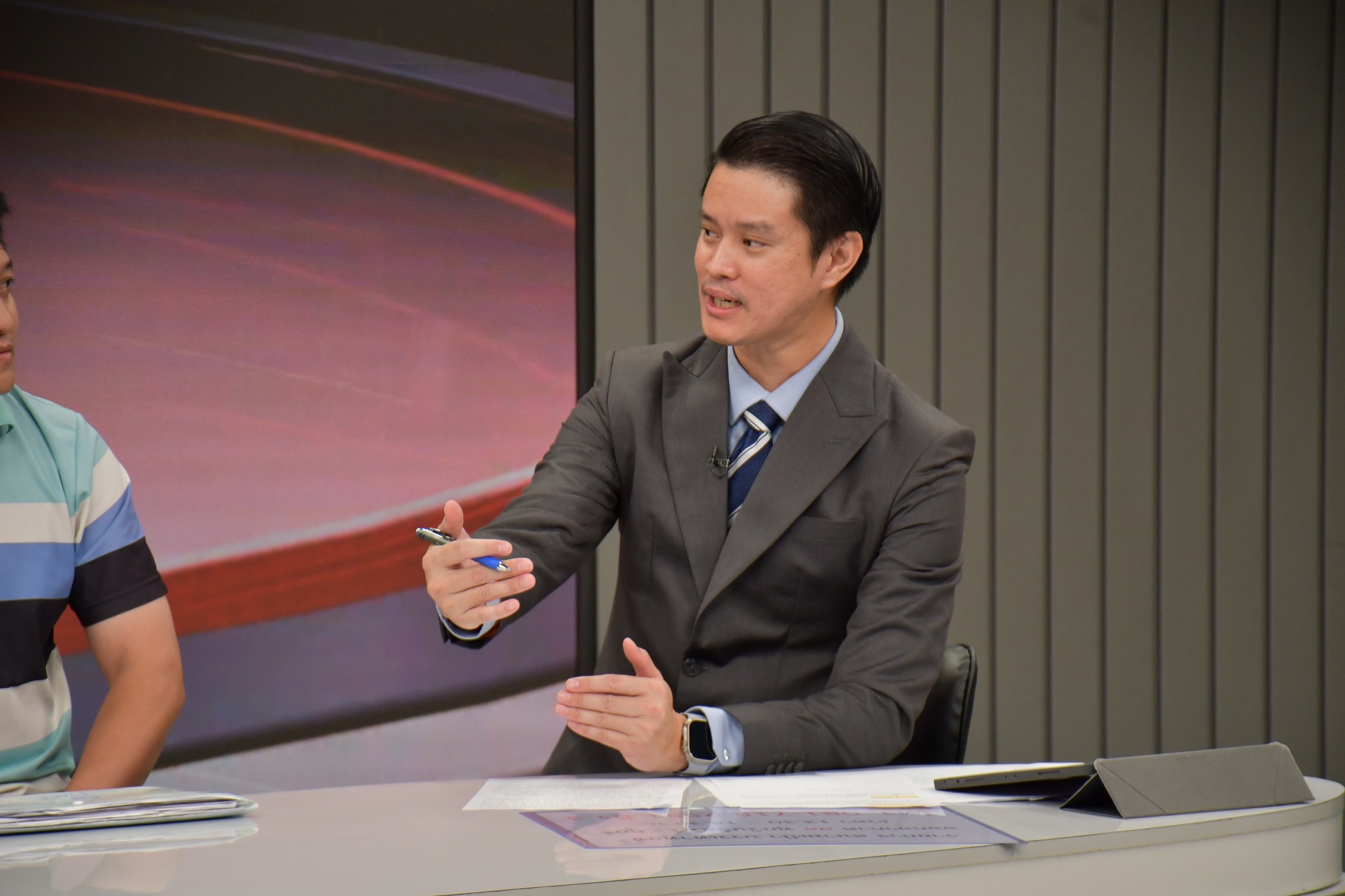 ทนายธนวิน ในรายการสนามเป้าบรรเทาทุกข์